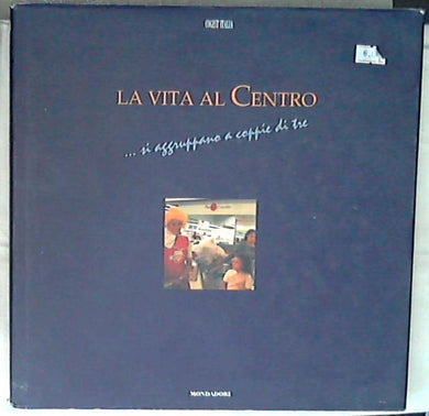 La vita al Centro : ...si aggruppano a coppie di tre un addetto alla sicurezza di un centro commerciale XL