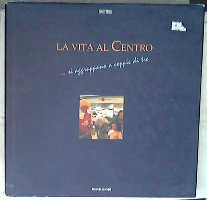 La vita al Centro : ...si aggruppano a coppie di tre un addetto alla sicurezza di un centro commerciale XL