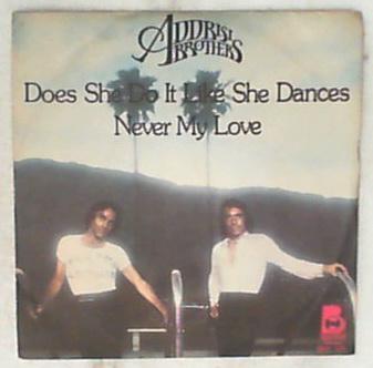 45 giri - 7' - Addrisi Brothers - Does She Do It Like She Dances / Never My Love